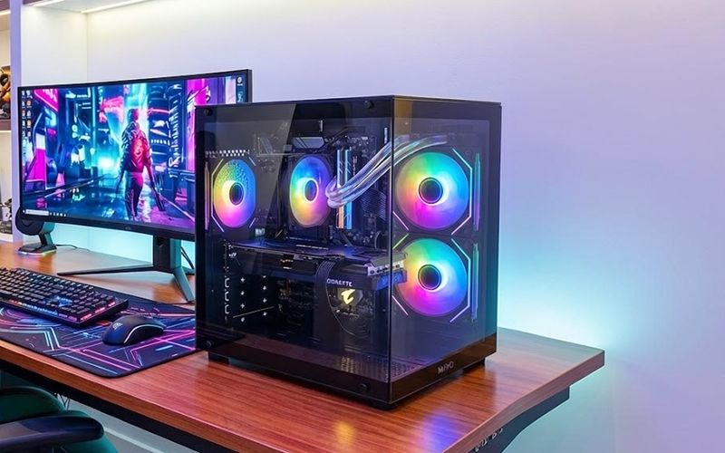 Mani che assemblano un PC nel laboratorio A4Z